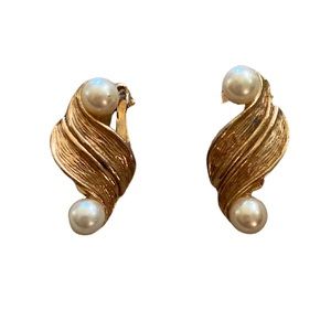 Vintage faux pearl golden design clip on earrings